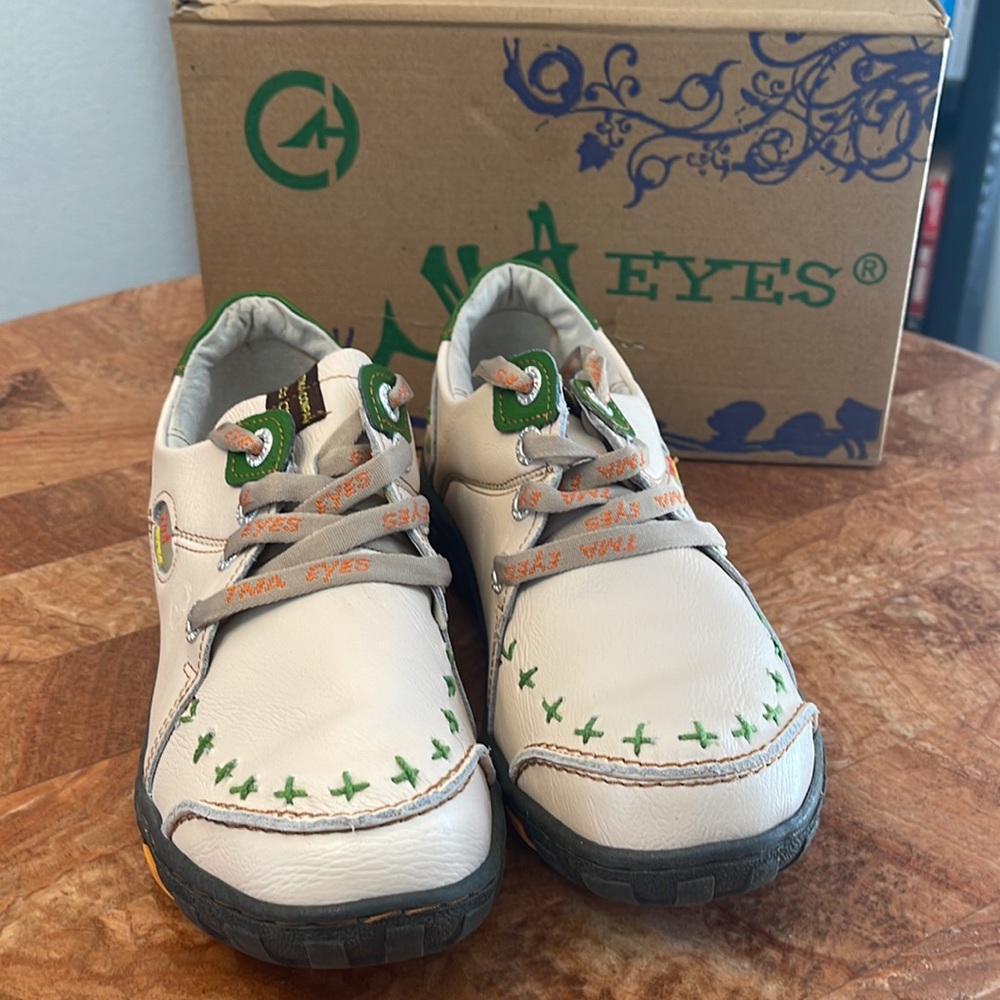 TMA EYES | White Stitch-Accent Leather Walking Shoe  ZL000